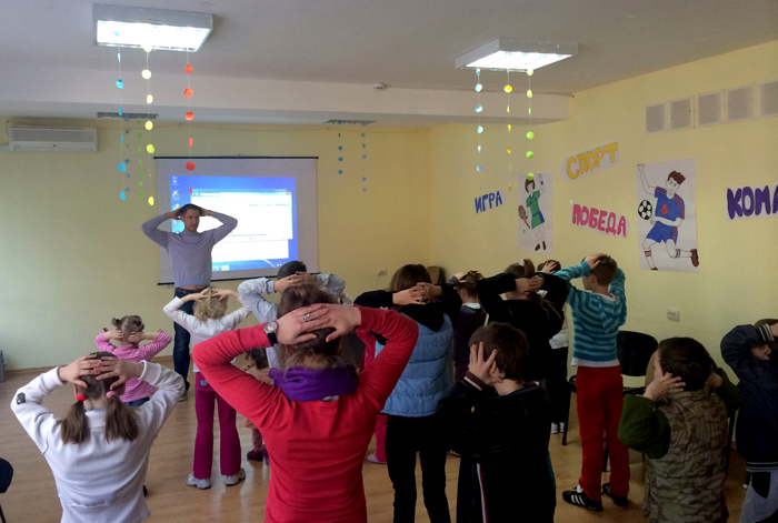 Денис Силантьев проводит зарядку для ВИЧ-позитивных детей