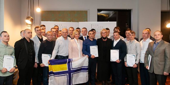 Олена та Віктор Пінчук вручили сертифікати на квартири 24-м українським морякам, звільненим із російського полону | Фонд Елены Пинчук