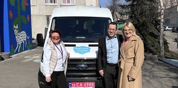 Фонд Олени Пінчук передав новий автомобіль київській мобільній клініці при НДСЛ «Охматдит», що опікується дітьми, які живуть з ВІЛ.