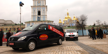 Мобильные клиники для ВИЧ-позитивных детей - передача автомобиля в Симферополе / Elena Pinchuk Foundation
