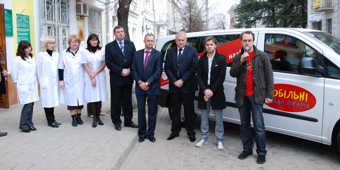 Мобильные клиники для ВИЧ-позитивных детей - передача автомобиля в Симферополе / Elena Pinchuk Foundation