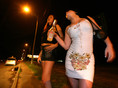 Киев, 12 августа 2005 г. Работницы коммерческого секса на окружной кольцевой дороге Киева ждут придорожных клиентов. Эти девушки - самый дешевый и легкий способ инфицироваться ВИЧ. Существуют несколько инициатив, финансируемых Глобальным Фондом, по распространению презервативов и обмену шприцов для потребителей наркотиков. Женщины секс бизнеса неохотно разговаривают, они очень боятся милиции.