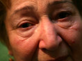 Полтава, 12 августа 2005 г.
В маленькой квартире бедного района Полтавы Алла, мама двух потребителей инъекционных наркотиков, сидит и плачет. Слезы текут по ее щекам от беспомощности. Более 15 лет она живет в такой обстановке.