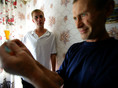 Донецк, 17 августа 2005 г.
Виталий, 53 года, (справа) и его сын Александр, 23 года. Виталий употребляет наркотики уже более 30 лет, а Александр с 16 лет. Они готовят наркотик для своей первой дозы на сегодня.