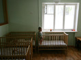 Донецк, 17 августа 2005 г.
Кадры из специализированного дома ребенка в Макеевке для детей, больных СПИДом. Это единственное медицинское учреждение такого рода в Украине. На данный момент в нем проживают 88 детей, у некоторых из них подтвержден диагноз ВИЧ. В детском доме делают акцент на том, чтобы научить детей жить нормальной жизнью, несмотря на их ВИЧ-статус. Сегрегация в Украине – это единственный способ избежать стигматизации этих детей обществом. Ко многим из них относились очень предвзято до того, как они попали в детский дом.