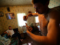 Донецк, 17 августа 2005 г.
Сергей, 28 лет, готовится уколоться, пока Виталий ждет своей очереди на диване. Сергей, провел пять лет в тюрьме за употребление наркотиков.