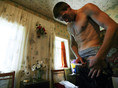 Донецк, 17 августа 2005 г.
Сергей, 28 лет, колет себе в пах наркотик, сваренный из мака, который в народе называется «ширка».
