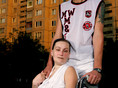 Одесса, 19 августа 2005 г.
Михаил и Диана – оба ВИЧ-позитивные, в прошлом потребители инъекционных наркотиков. Они счастливо живут вместе. Познакомились в больнице для пациентов с ВИЧ/СПИДом в Одессе. У Дианы был сложный перелом ноги, после того как ее сбила машина. Ей необходима операция, но это слишком дорого для нее, поэтому она вынуждена передвигаться в инвалидном кресле. Михаил работает в местной неправительственной организации «Жизнь+» как консультант для ВИЧ-позитивных людей.