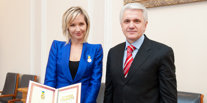 Вручение Почетной грамоты Верховной Рады Украины за достижения в борьбе со СПИДом / Фонд Олени Пінчук