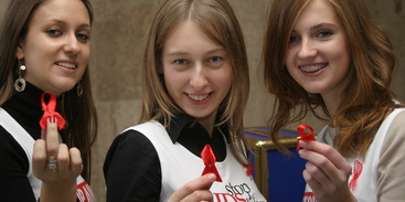 Во Всемирный день борьбы со СПИДом студенты НАУКМА и НАУ собрали пожертвования для ВИЧ-позитивных приемных детей / Фонд Олени Пінчук