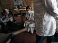 Яна, соціальний працівник, відвідує ВІЛ-позитивного хворого, який проходить лікування від туберкульозу в Донецьку. ВІЛ-інфіковані особливо вразливі щодо таких захворювань, як туберкульоз.