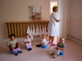 Киев, 12 августа 2005 г. ВИЧ-позитивные дети в Киевском доме ребенка «Березка». На данный момент здесь живет 21 брошенный ВИЧ-позитивный ребенок. В доме ребенка находятся дети до четырех лет.