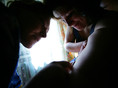 Полтава, 12 августа 2005 г.
Таня, 28 лет, и Ира, 32 года, две работницы коммерческого секса помогают друг другу уколоться. У Тани одиннадцатилетний сын, а у Иры трое детей. Обе женщины ВИЧ-позитивные. Они живут с четырьмя другими женщинами секс бизнеса, также наркозависимыми.
