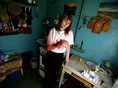 Полтава, 12 августа 2005 г.
Лена, 28 лет, работница коммерческого секса, употребляющая наркотики, прижимает к груди свою больную руку на кухне в квартире, где она живет вместе с пятью другими женщинами секс бизнеса, употребляющими наркотики.