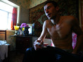 Донецк, 17 августа 2005 г.
Сергей, 28 лет, получает «кайф» после потребления наркотика, сваренного из мака, который в народе называется «ширка».