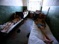 Херсон, 18 августа 2005 г.
Частично отремонтированные палаты в херсонской тюремной больнице для заключенных с ВИЧ/СПИД ожидают дополнительного финансирования для завершения ремонта. Херсонская тюрьма – единственная в Украине, где лечат ВИЧ-позитивных заключенных. Финансирование программ закупки антиретровирусной терапии для заключенных отсутствует. Они знают, что умирают и что для них лечение недоступно. Недавно тюремную больницу немного модернизировали за счет средств, выделенных из местного бюджета, но закончить ремонт нет возможности, поскольку денег больше нет. Оборудования для проведения лабораторных исследований нет, все тесты нужно отправлять в Одессу. За последний год количество заключенных с ВИЧ в этой больнице выросло втрое. Большинство заключенных не знают и очень бояться узнать свой диагноз, поэтому трудно объективно оценить количество ВИЧ-позитивных людей, находящихся в заключении в Украине.
