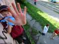 Одесса, 21 августа 2005 г.
Ребенок улицы нюхает клей в ожидании еды от местной неправительственной организации «Дорога к дому».
