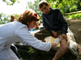 Одесса, 21 августа 2005 г.
Социальный работник местной неправительственной организации обрабатывает рану мальчика, который живет в подвале. Многие из этих детей – ВИЧ-позитивные.